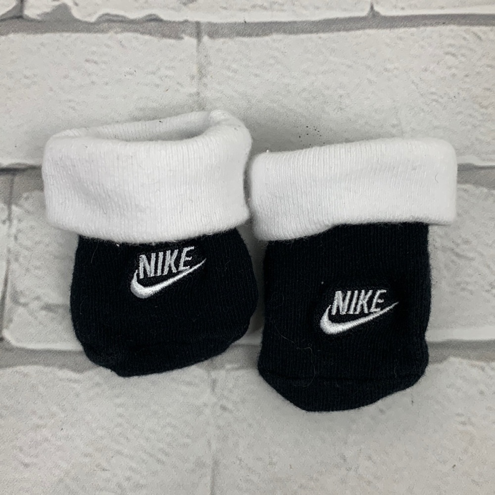 💰Bundle 3/$30 Nike infant baby socks Black & white Cuffs Stretchy